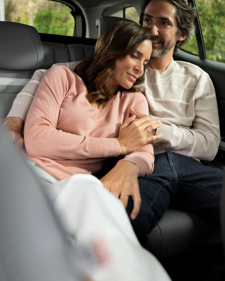 Жінка пригорнулася до чоловіка у салоні автомобіля Citroën