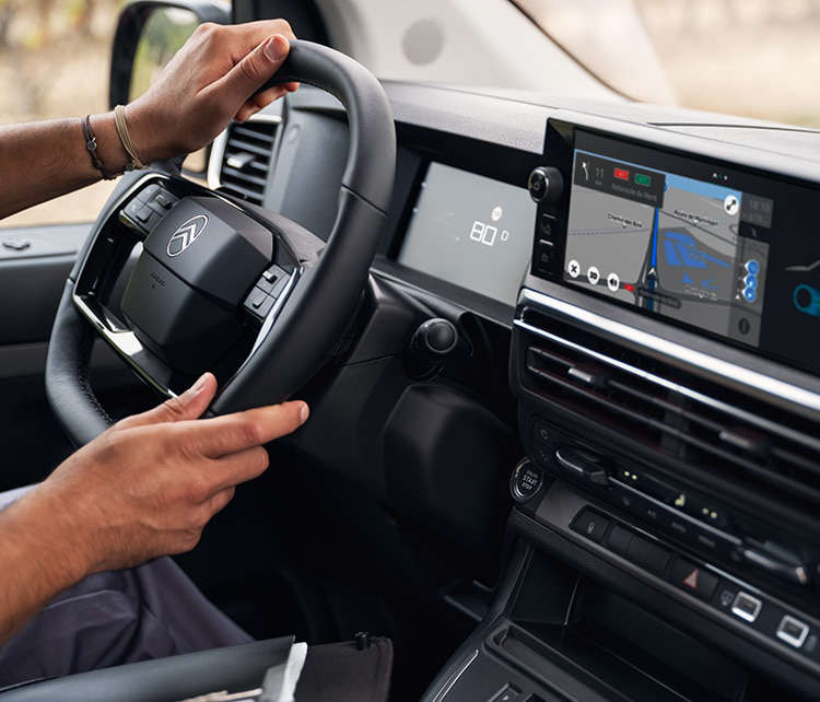Панель приладів у кабіні нового фургона Citroën Berlingo