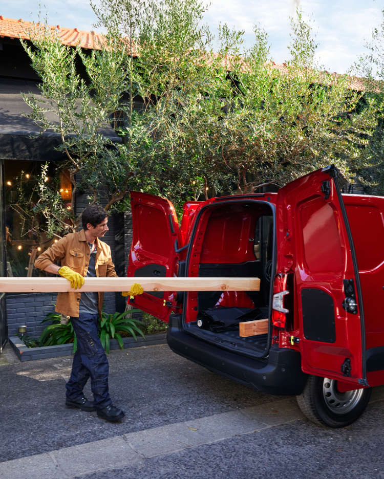 Чоловік завантажує дошку у CITROËN Berlingo