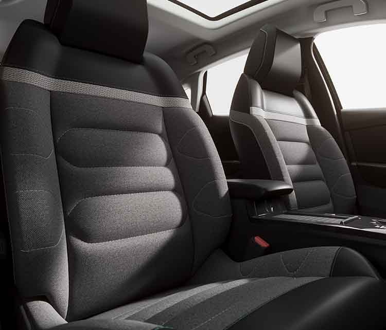 Передні сидіння у салоні Citroen C4