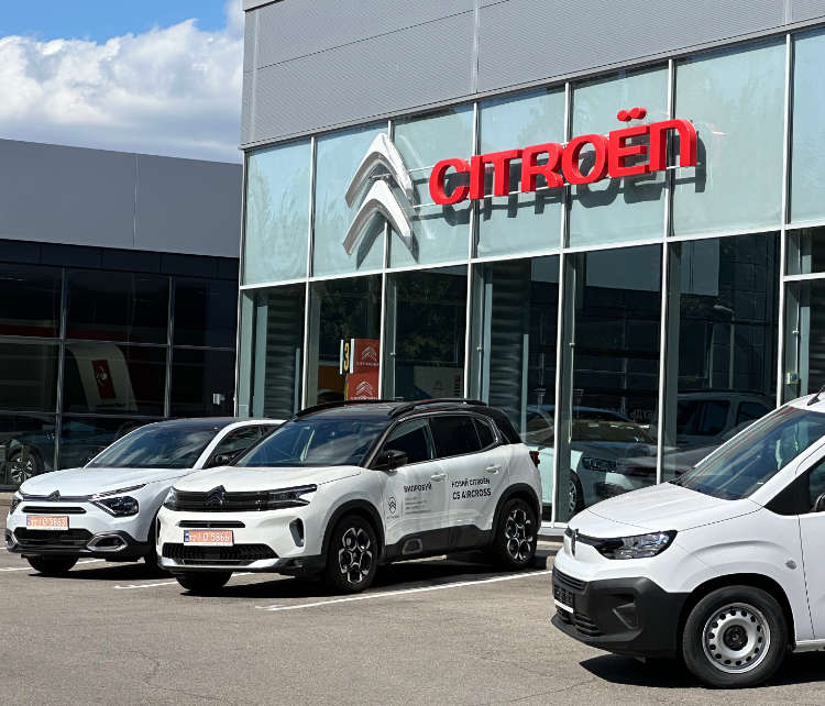 Автомобілі Citroën біля входу в автосалон «Сінгл Авто» у Дніпрі